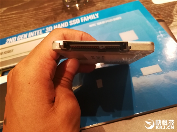 Intel����P4501�������ĳ�����̬�̣�3200MB/s������3D TLC