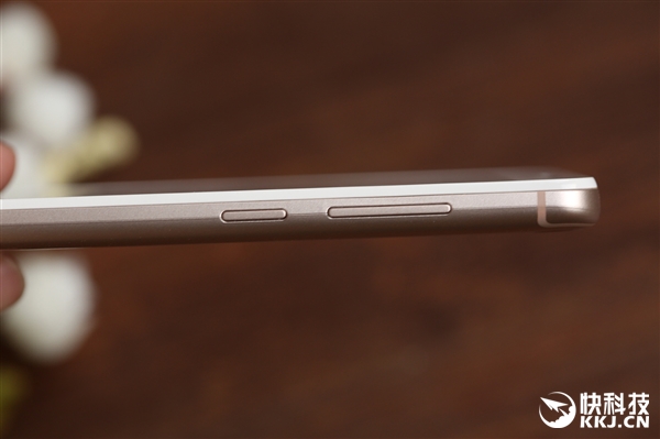 599Ԫ��������4a���ͼ�ͣ�����iPhone 7�ġ����ա�