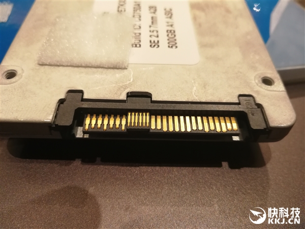 Intel����P4501�������ĳ�����̬�̣�3200MB/s������3D TLC