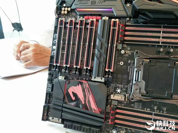 18����ը�ѣ�X299����ȫ����M.2 SSD���ȵ�