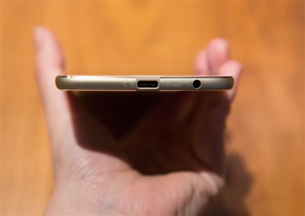 ��ֵ����������Moto Z2 Play������3400Ԫ������ģ���ֻ�