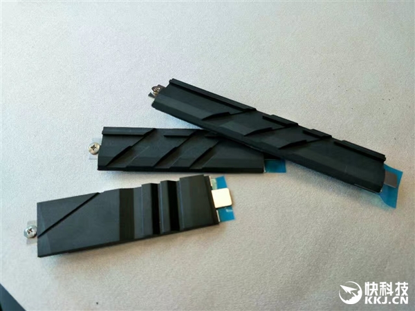 18����ը�ѣ�X299����ȫ����M.2 SSD���ȵ�