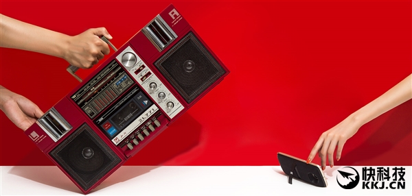 ��ģ����ƽ��е��ף�����Moto Z2 Play������3299Ԫ