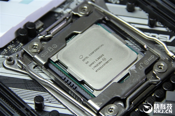IntelǿUCore i9-7900Xͼ