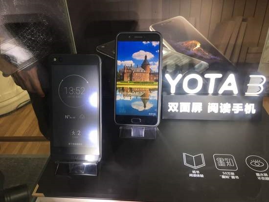 ߱Ƹ˫ֻYotaPhone 3з˲