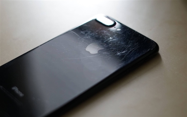 iPhone 7 Plus����ɫ���ʹ��һ�꣺�����ֱץ��