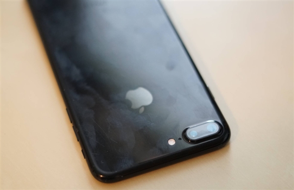 iPhone 7 Plus����ɫ���ʹ��һ�꣺�����ֱץ��