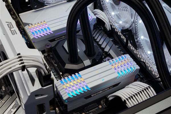 128GB 9988Ԫ��������Vengeance�����ڴ����£���ɫɢ��Ƭ��RGB��Ч