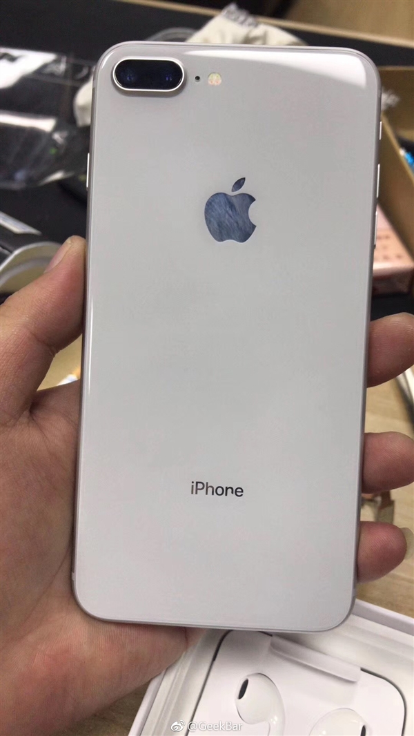 ���ʲ��iPhone 8 Plus��˲��ϥ��һ��