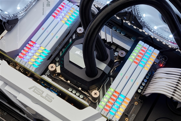 128GB 9988Ԫ��������Vengeance�����ڴ����£���ɫɢ��Ƭ��RGB��Ч