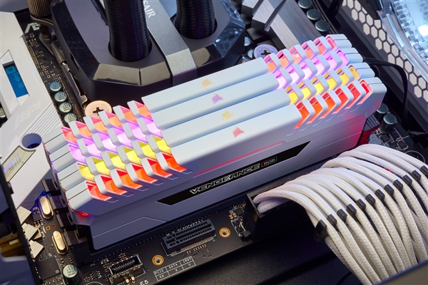 128GB 9988Ԫ��������Vengeance�����ڴ����£���ɫɢ��Ƭ��RGB��Ч