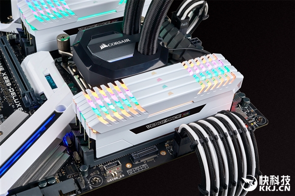 128GB 9988Ԫ��������Vengeance�����ڴ����£���ɫɢ��Ƭ��RGB��Ч