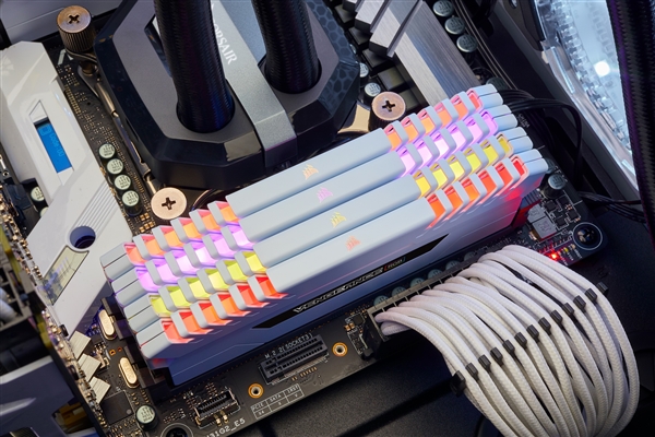 128GB 9988Ԫ��������Vengeance�����ڴ����£���ɫɢ��Ƭ��RGB��Ч