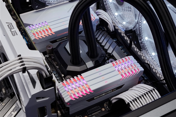 128GB 9988Ԫ��������Vengeance�����ڴ����£���ɫɢ��Ƭ��RGB��Ч