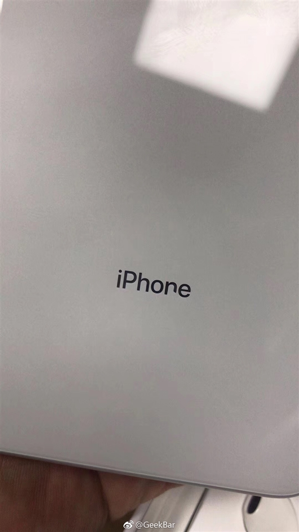 ���ʲ��iPhone 8 Plus��˲��ϥ��һ��