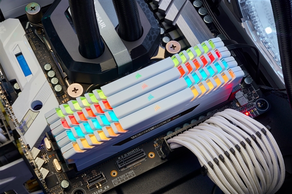 128GB 9988Ԫ��������Vengeance�����ڴ����£���ɫɢ��Ƭ��RGB��Ч