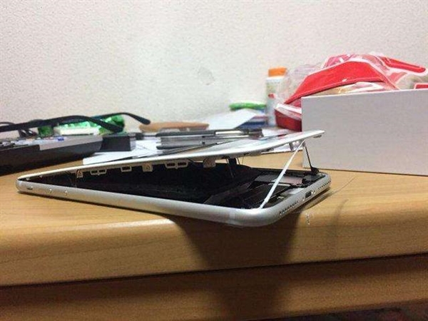ƻ�����ˣ���һiPhone 8���ֵ�ر��ѣ���Ļ���ſ�