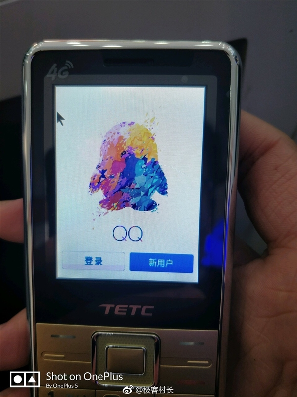 ����������ɽկ���˻� С��˫ϥ���