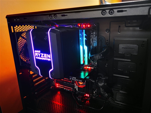 AMD 32��������ƹ��Ĵ�250W ���������ƾ���ɢ����