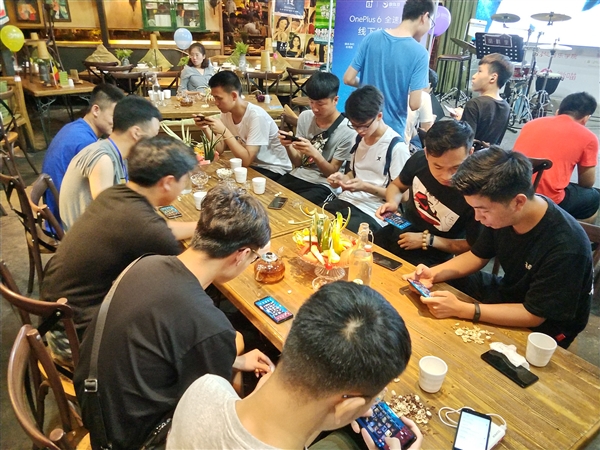 һ���ֻ��ٰ�֣����������᣺�Լ�ũҩ�治ͣ