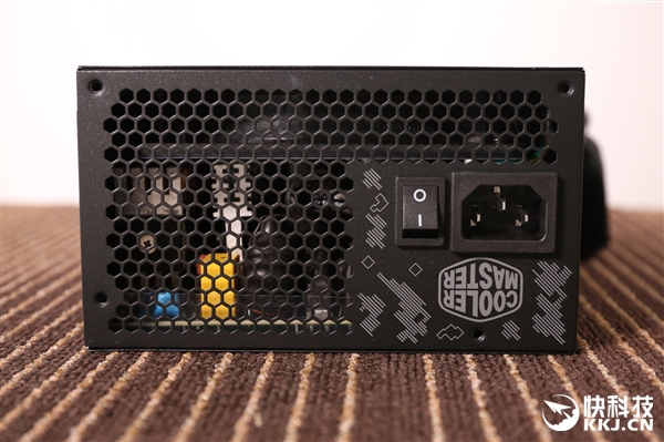 �Բ���� MasterWatt 750 TUF Gaming Edition��Դͼ��