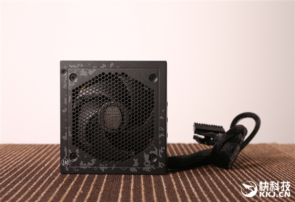 �Բ���� MasterWatt 750 TUF Gaming Edition��Դͼ��