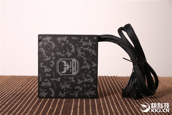 �Բ���� MasterWatt 750 TUF Gaming Edition��Դͼ��