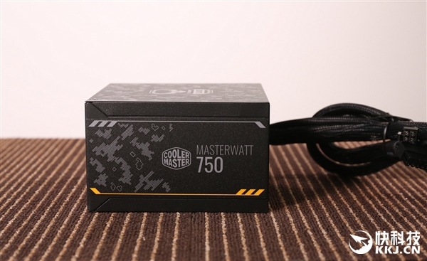 �Բ���� MasterWatt 750 TUF Gaming Edition��Դͼ��