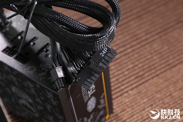 �Բ���� MasterWatt 750 TUF Gaming Edition��Դͼ��