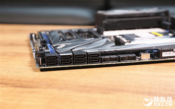 �ڶ����߳�˺�������ݣ�΢��MEG X399 Creation����ͼ��