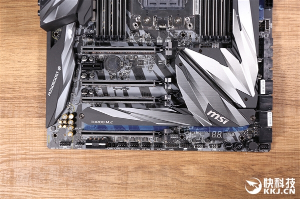 �ڶ����߳�˺�������ݣ�΢��MEG X399 Creation����ͼ��