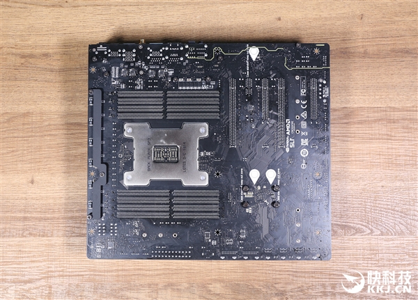 �ڶ����߳�˺�������ݣ�΢��MEG X399 Creation����ͼ��