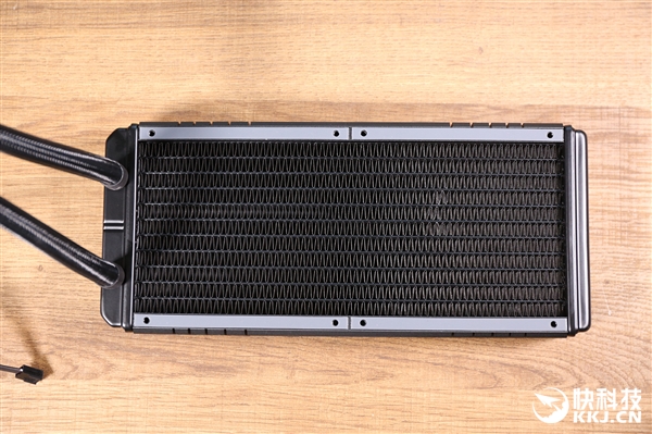 ������LIQTECH 240 TR4ˮ��ɢ��������ͼ��