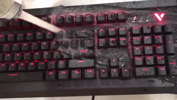 �������IP68��ˮ��֤ �װ�V750��Ϸ��е��������