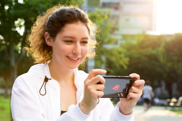 ��˶ROG Phone����³��ʦ��2.96GHz����845�ֵܷ�һ