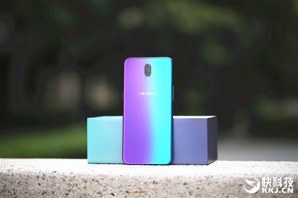 ����֮����OPPO R17���⽥��ɫ�濪��ͼ��