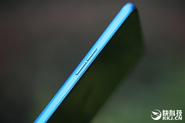 ����֮����OPPO R17���⽥��ɫ�濪��ͼ��