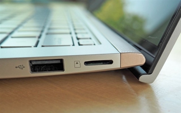 ��˶�¿�ZenBook������95%��ռ�ı߳�խ��899��Ԫ��