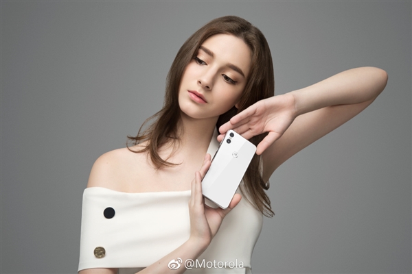 130��ԤԼ motorola p30 play�������ۣ�1899Ԫ