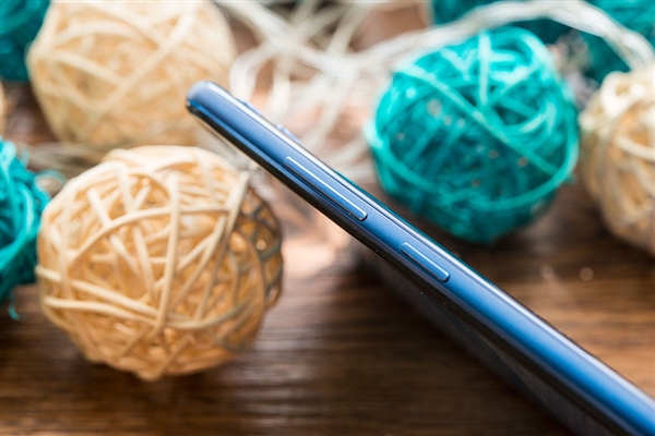 ��ҫ8X Maxͼ�ͣ�5000mAh��������� 1799Ԫ