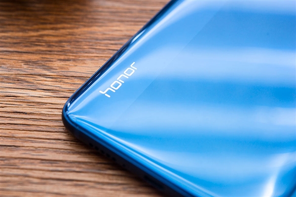 ��ҫ8X Maxͼ�ͣ�5000mAh��������� 1799Ԫ