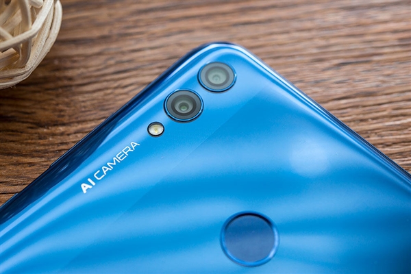 ��ҫ8X Maxͼ�ͣ�5000mAh��������� 1799Ԫ