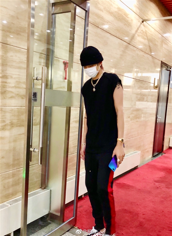 ���ෲ�ӳ֣�С���»������ع⣺��������ɫ����