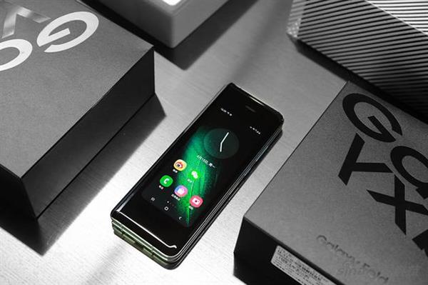 三星Galaxy Fold首发评测：弯的Phone能成手机未来吗
