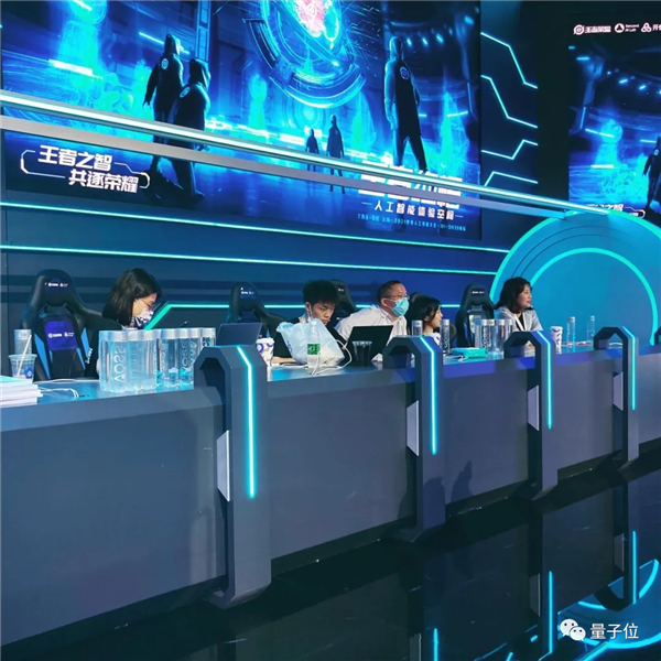 马化腾的2万不好赚!绝悟AI稳如猛虎 人类王者被虐成狗