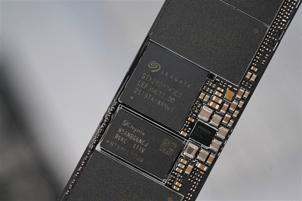 ϣݿ530 SSDͼͣPCIe 4.0 7.3GB/s