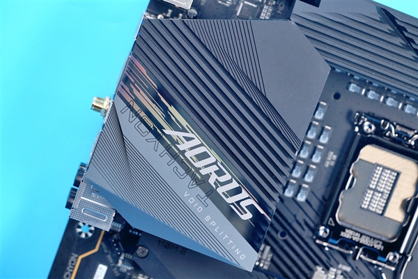 ˫8GHzƵ¼ѵZ690 AORUS TACHYONͼ