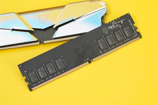 ʿƾӰRGB DDR4ڴͼͣ״B-Die