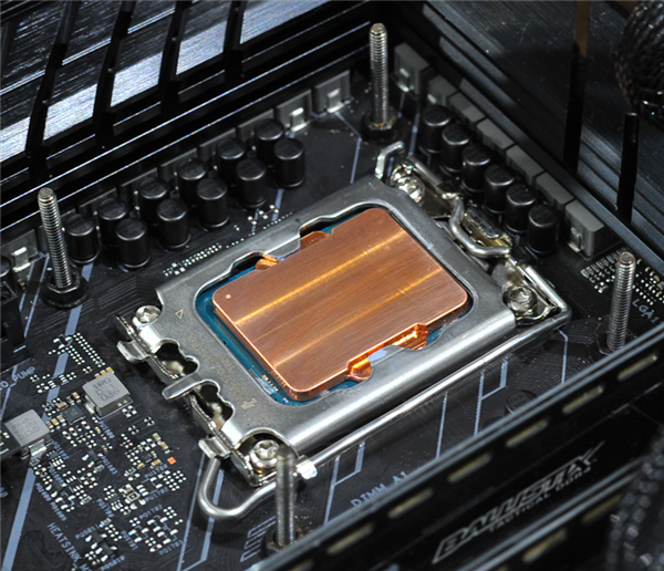 Intel 12代酷睿换上纯铜散热顶盖：温度骤降15℃