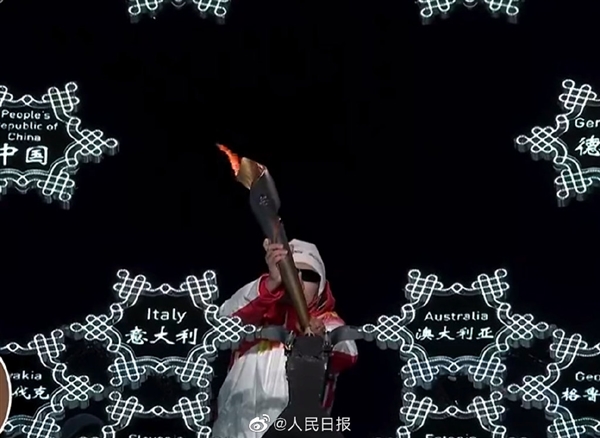 第一次！盲人点燃北京冬残奥主火炬：鸟巢上空绽放紫色雪花